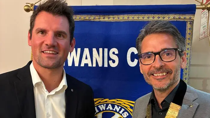 Bei der Amtsübergabe: Pastpräsident Martin Rautar (l.) mit dem neuen Kiwanis-Präsidenten Albert Gutmann