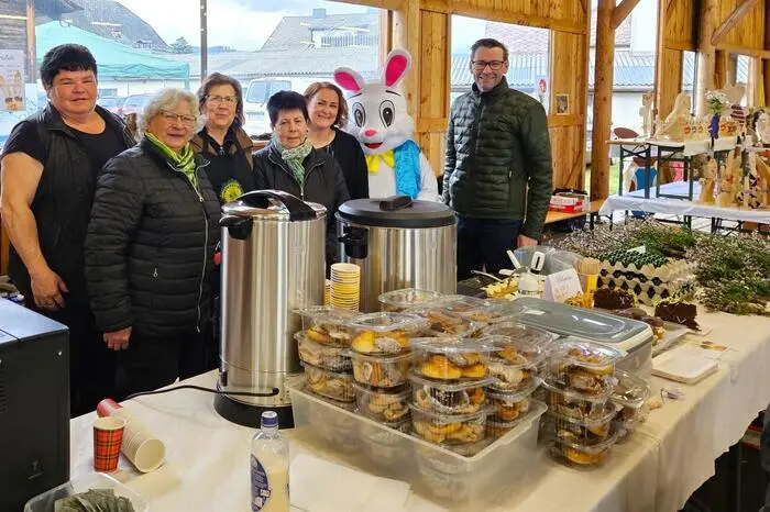 Der Stand der VP-Frauen ließ mit selbstgemachten Mehlspeisen und Kaffee keine Wünsche offen. Aber auch die liebevoll gebundenen Palmbuschen fanden neue Besitzer.