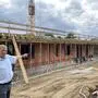 Bürgermeister Manfred Schaffer auf der Baustelle mitten im Ortszentrum von Bad Blumau
