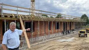 Bürgermeister Manfred Schaffer auf der Baustelle mitten im Ortszentrum von Bad Blumau