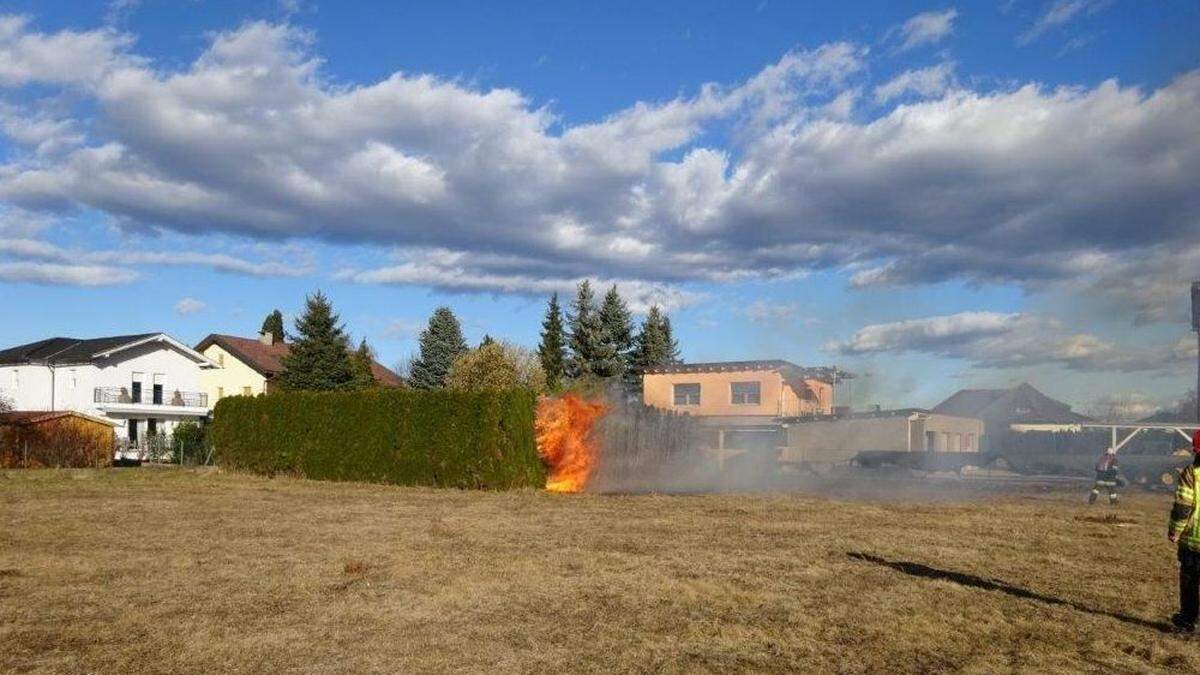 Unter Atemschutz und mithilfe zweier Strahlrohre konnte der Brand von der Berufsfeuerwehr Klagenfurt rasch unter Kontrolle gebracht werden