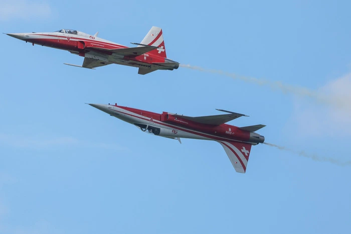 Bild zeigt Flugzeug, Flieger, Patrouille Suisse,