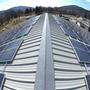 Strom aus der Sonne ist nur eine Lösung von vielen für Co<sub>2</sub>-Neutralität. Eine Photovoltaikanlage auf der Tennishalle in St. Veit, 2012 errichtet