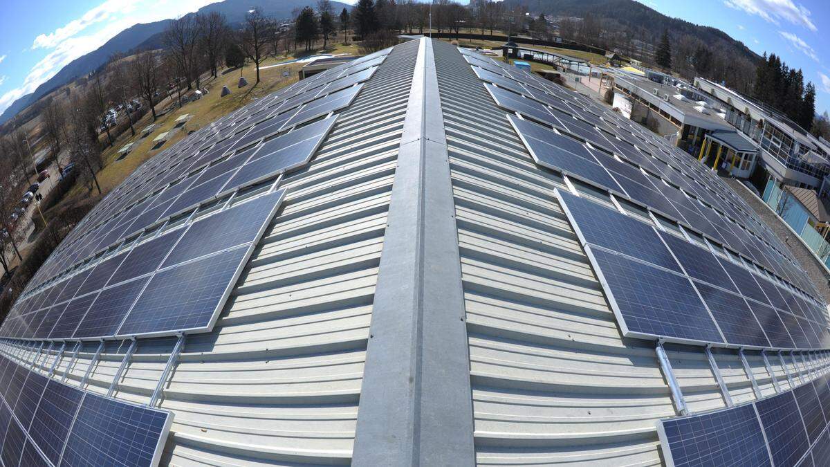 Strom aus der Sonne ist nur eine Lösung von vielen für Co<sub>2</sub>-Neutralität. Eine Photovoltaikanlage auf der Tennishalle in St. Veit, 2012 errichtet