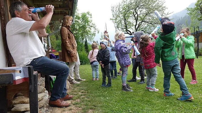 Mit dem „Viewfinder“ aus Karton gehen die jungen Besucher durch Krammers Garten