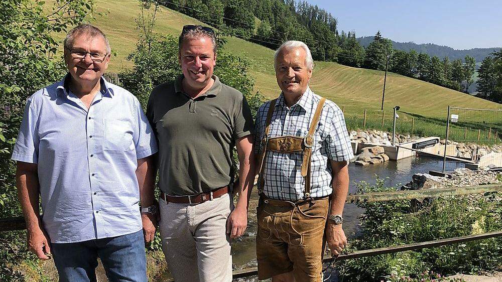 „Wasserkraft-Pionier“ Karl Hörl, Initiativen-Sprecher Bernd Lippacher und Besucher Peter Enko