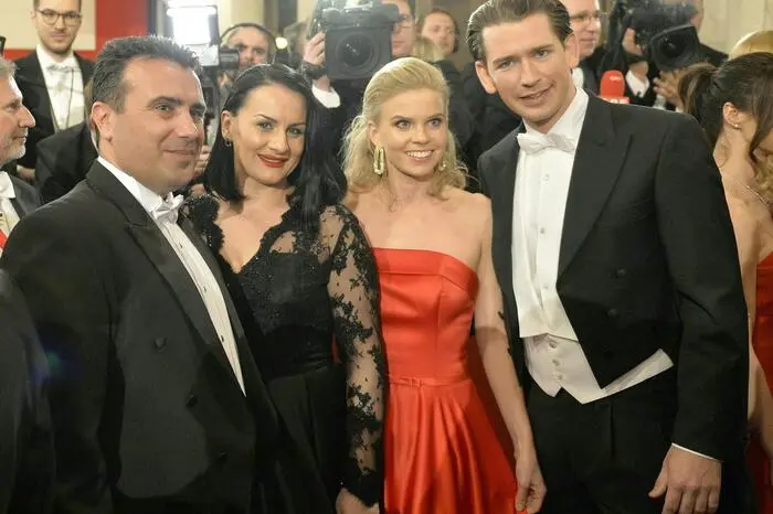 Bundeskanzler Sebastian Kurz und Freundin Susanne Thier luden den nordmazedonischen Regierungschef Zoran Zaev und seine Frau Zorica ein. Kurz sei "nicht talentiert", wie der Kanzler am Roten Teppich betonte. "Deswegen lasse ich das Tanzen aus", sagte er.