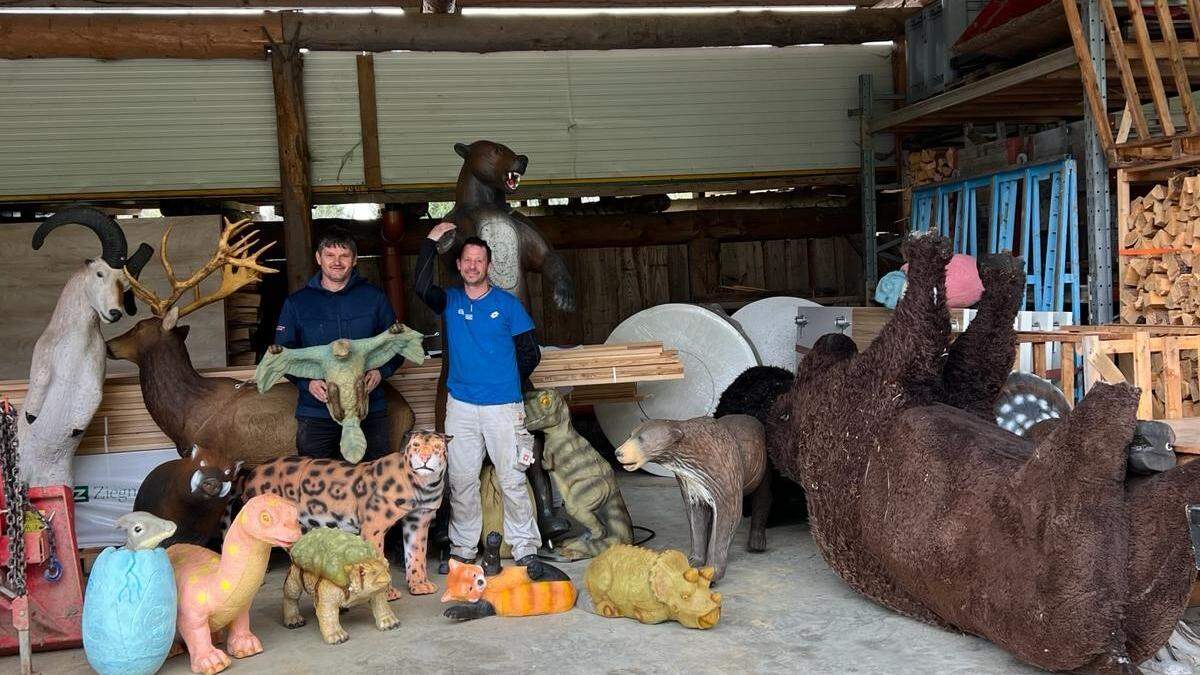 Gerald Hinteregger (l.) und sein Kollege Daniel Gomboc mit den Tierfiguren