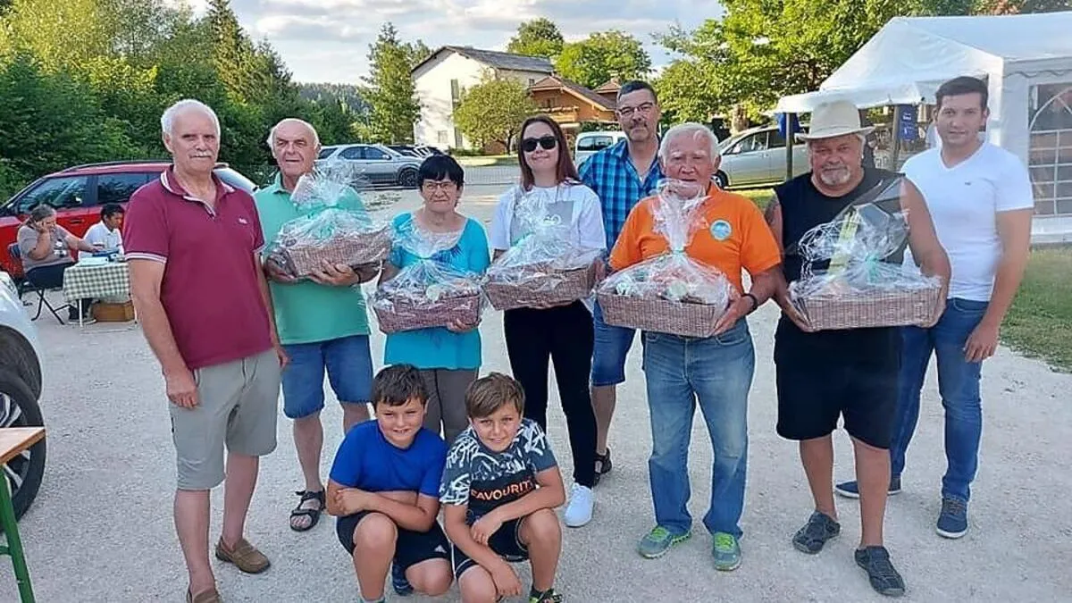 Obmann Franz Prosen von der Agrargemeinschaft (links) mit den Gewinnern der ersten Verlosung im Juli