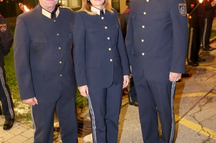 Auch Polizeipräsidentin Michaela Kohlweiß ließ es sich nicht nehmen, mit ihren Stellvertretern Wolfgang Rauchegger (links) und Markus Plazer (rechts) beim Konzert in Althofen dabei zu sein.