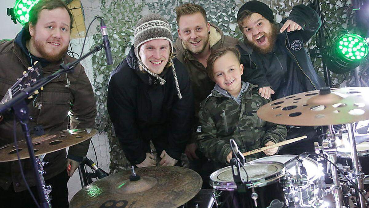 Marco Steiner (7) trommelte live mit der Band Gnackwatschn