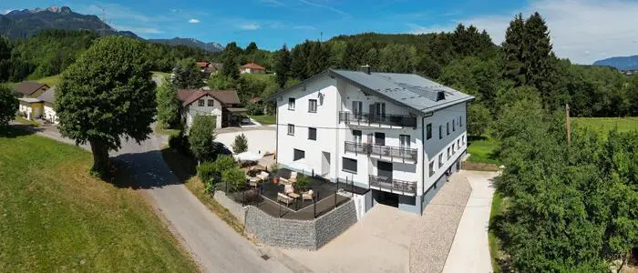 Drohnenaufnahme einer Pension im Grünen