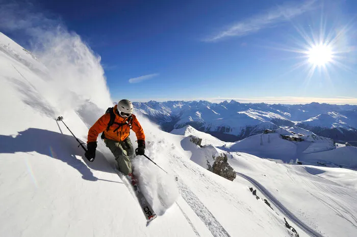 In Graubünden kann man gleich aus fünf Skigebieten wählen: dem Jakobshorn, Parsenn und Gotschna sowie den familienfreundlichen Bergen Madrisa und Rinerhorn. Außerdem bilden Schatzalp und Strela das erste  entschleunigte Skigebiet in Europa.