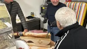 Drei Vereinsmitglieder des Tennisclubs unterhalten sich | Jahreshauptversammlung des Tennisclubs 