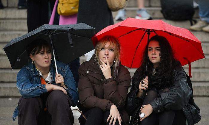 Die Menschen hoffen im Regen vor dem Buckingham Palast auf positive Nachrichten aus Schottland