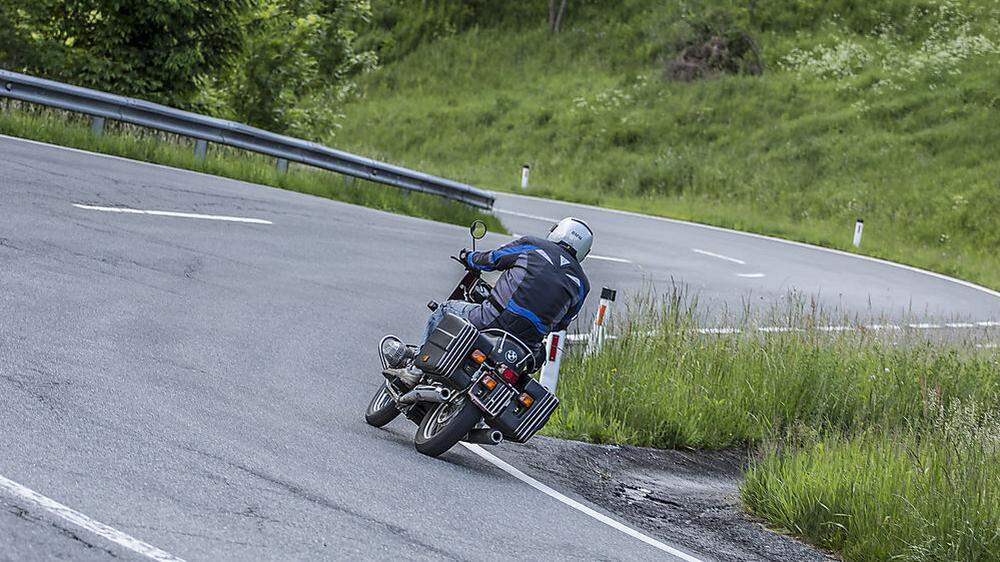 Das Motorrad ist in einer Kurve weggerutscht (Sujetbild)