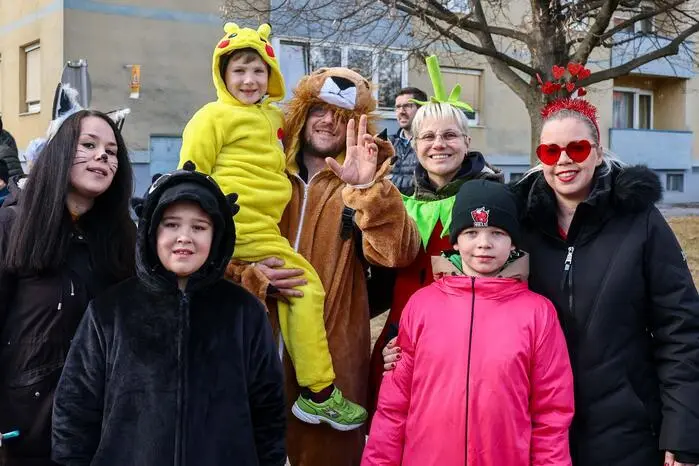 Bilder zeigt Masken beim Faschingsumzug,