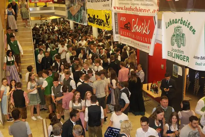 Im kleinen Saal heizten die jungen Aufbradler die Stimmung an.