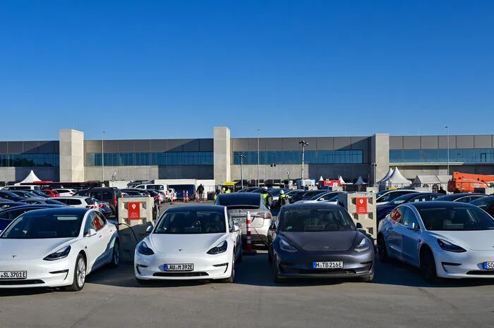 "Tesla wird in den kommenden Monaten Tausende weitere Mitarbeiter einstellen", erklärte das Unternehmen am Dienstag zur Eröffnung der Fabrik.