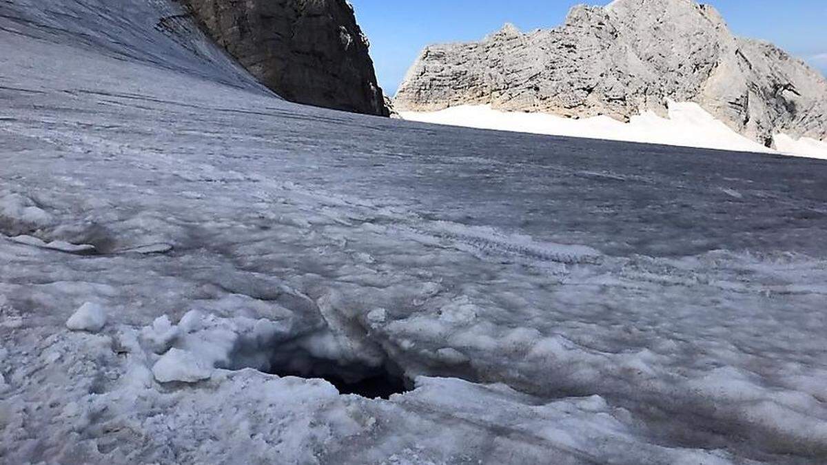 Von oben eher unscheinbare Gletscherspalte