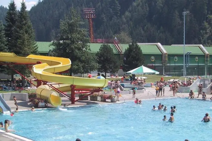 Um 8 Uhr startet der tägliche Badebetrieb im Kapfenberger Freibad. Im Kassa-, Garderoben- und Sanitärbereich ist weiterhin die Abstandsregel von einem Meter einzuhalten oder eine Mund-Nasen-Maske zu verwenden. Die Tageskarte für einen Erwachsenen kommt auf 9,90 Euro, für Kinder und Jugendliche auf sechs Euro. Geöffnet hat das Freibad täglich bis 21 Uhr, nur am Sonntag wird um 20 Uhr zugesperrt.