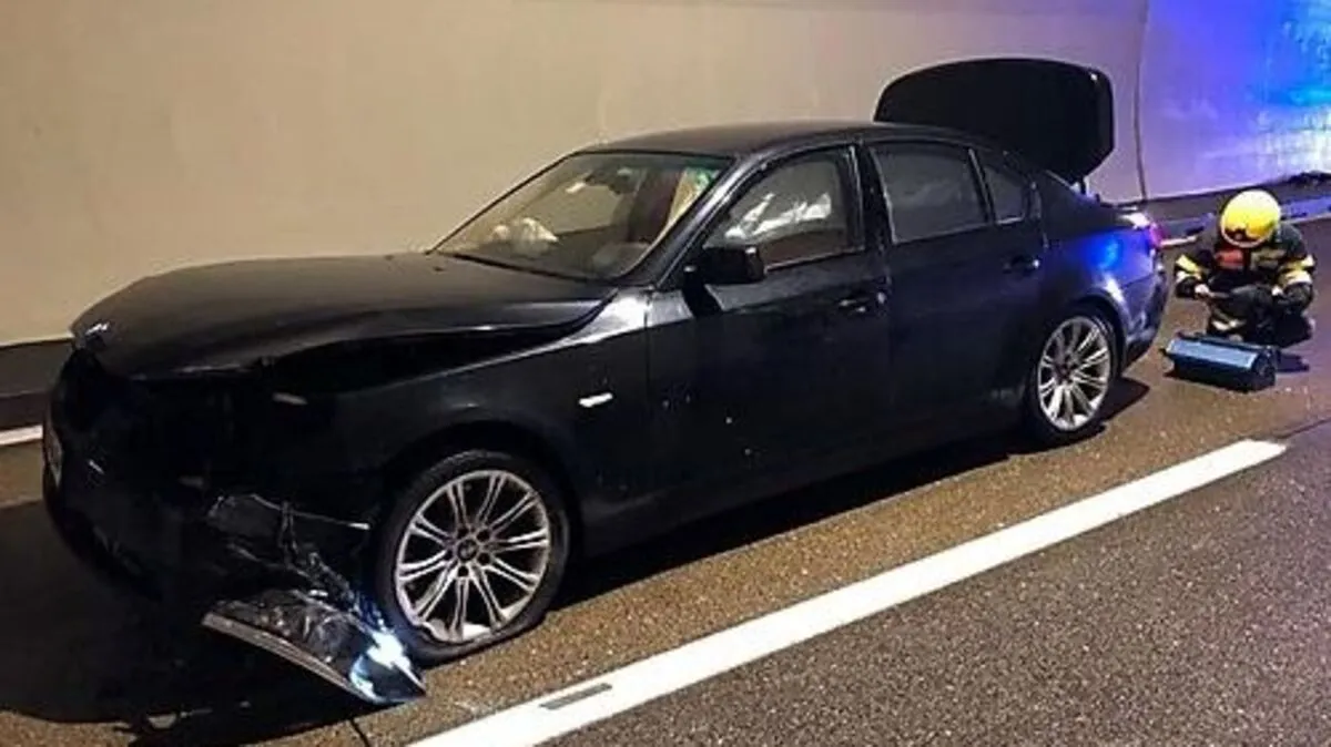 Der Pkw wurde beim Unfall stark beschädigt