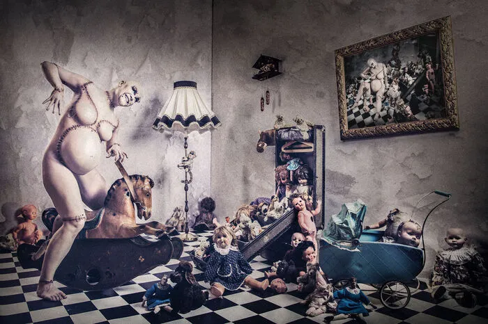 Aus "Mad Doll"