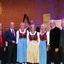 Obmann Stefan Marko, Landeshauptmann Peter Kaiser, Leiterin Hedi Preissegger (Mitte) mit Sängerinnen sowie Landtagspräsident Reinhart Rohr und der Arnoldsteiner Bürgermeister Reinhard Antolitsch (von links) bei der Jubiläumsfeier