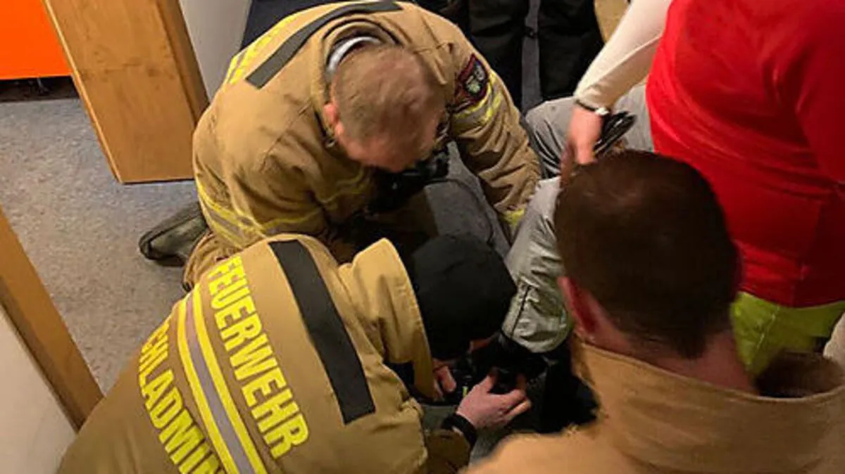 Die Schladminger Feuerwehr im Kampf mit dem widerspenstigen Skischuh