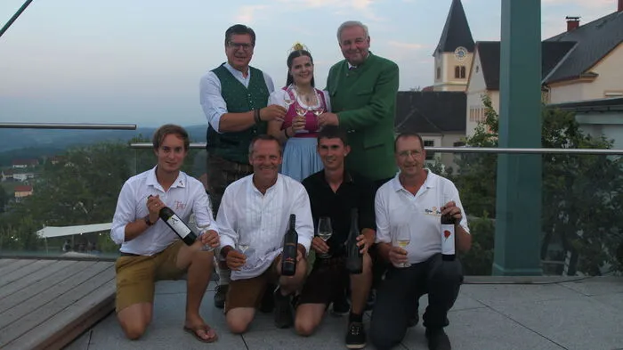 Eruption, Klöcher Traminer, Sekt Anna und Tau-Winzer heißen die vier Winzervereinigungen der Region. Gemeinsam mit Bürgermeister Johannes Weidinger, Weinkönigin Katja Silberschneider und Landeshauptmann Hermann Schützenhöfer (h.v.l.n.r.) präsentierten sie ihre Spezialitäten. 