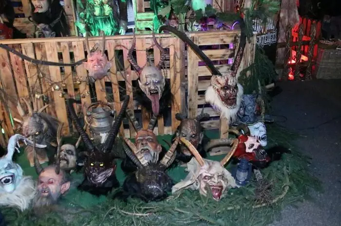 Dazu bot die Sunfixl Höhle das passende Ambiente. Im ehemaligen untertägigen Sandsteinabbau am Hemmerberg (Gemeinde Kainach bei Voitsberg) zeigten 40 Krampusgruppen aus weiten Teilen Österreichs über 700 schaurige sowie auch kunstvoll geschnitzte Krampus- und Perchtenmasken.