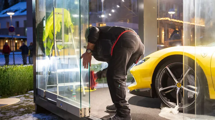 Die letzten Vorbereitungen, bevor der neue Ferrari am Montagabend in Schladming präsentiert wurde
