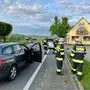 Das Bild zeigt die Unfallstelle samt den beiden betroffenen Autos und Einsatzkräfte der Feuerwehr Gussendorf. | Die Feuerwehr Gussendorf war mit acht Kameraden im Einsatz