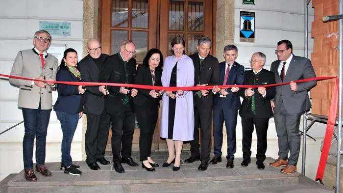 Feierlich wurde die Handwerksausstellung eröffnet: Wirtschaftskammerpräsident Josef Herk, Sonja Skalnik vom Thermen- und Vulkanland, Bürgermeister Ferdinand Groß, Bürgermeister Robert Hammer, Bildungsdirektorin Elisabeth Meixner, Landesrätin Barbara Eibinger-Miedl, Bürgermeister Johann Winkelmaier, Landtagsabgeordneter Franz Fartek, Bürgermeister Josef Ober und Marcus Gordisch von der Arbeiterkammer (v.l.n.r)