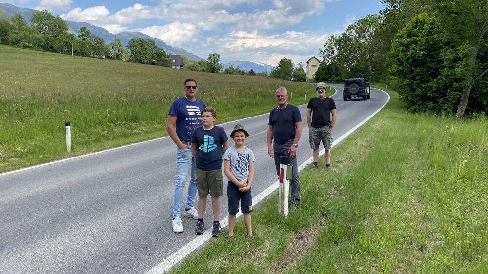 Markus Reinwald mit seinen Söhnen, Karl Klinar und Thomas Györi setzen sich für einen Gehweg am Millstätter Plateau ein