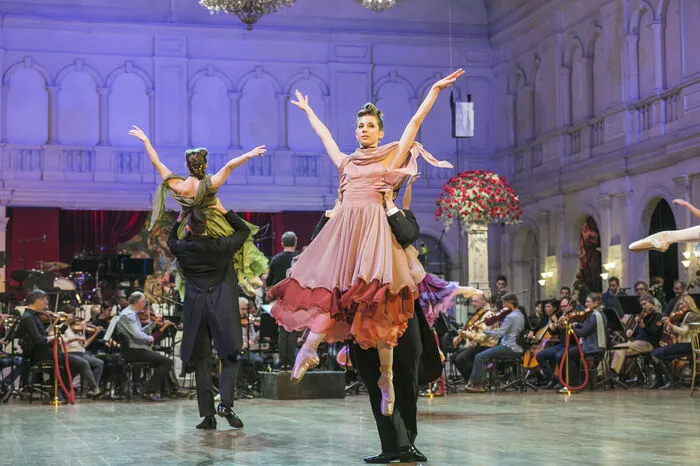 Wie auch sonst bei den Ballettabenden in der Oper schwebten die Tänzerinnen und Tänzer über das Parkett.