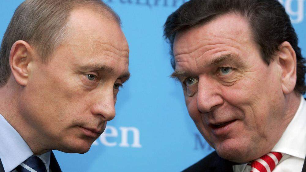 Archivbild aus 2004: Gerhard Schröder pflegt seit Jahrzehnten eine enge Beziehung zu Wladimir Putin