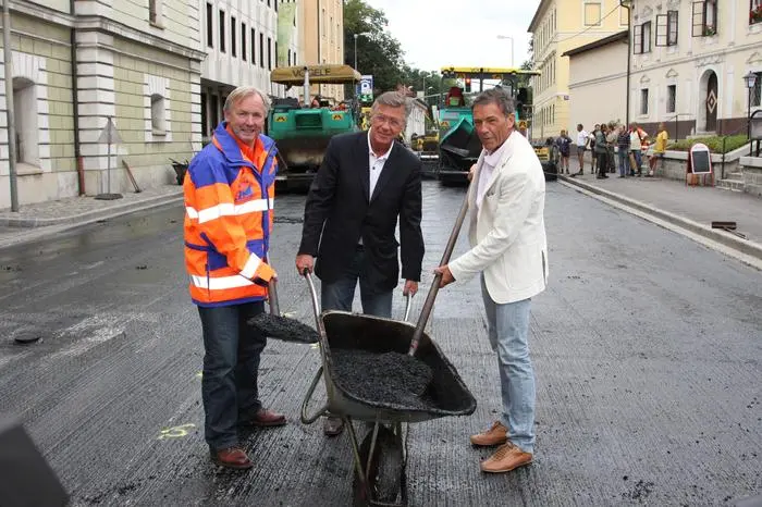 LH Haider und LR Dörfler luden zum Fototermin auf der Asphaltbaustelle am Ring in Klagenfurt - mit dabei BGM Scheucher