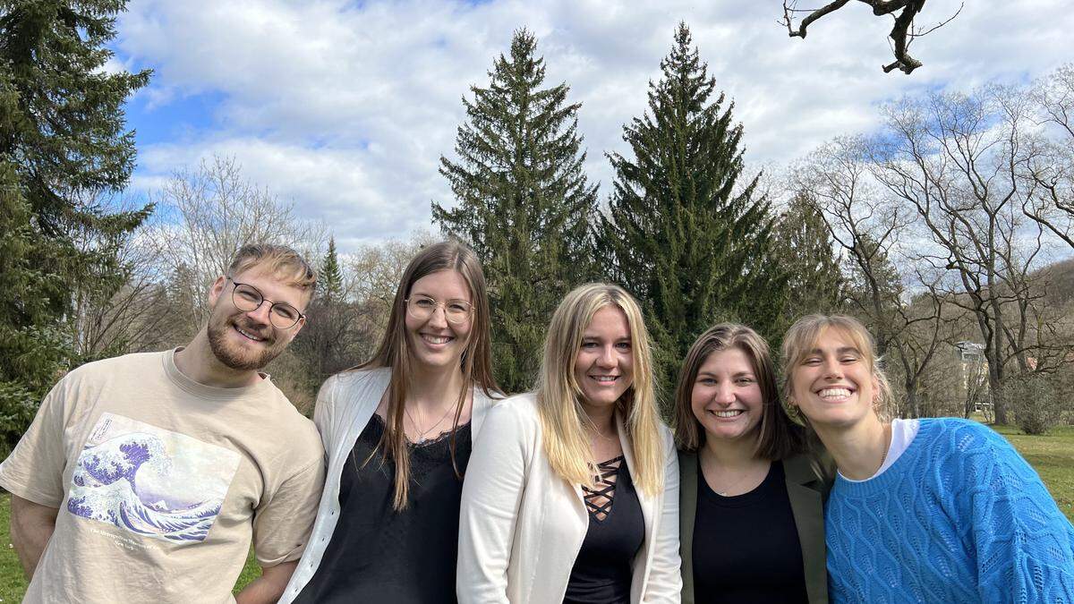 Das Veranstaltungsteam ist bereit für die Wasserkrugchallenge: Lukas Bachmaier, Alina Lex, Melanie Zech, Marie Schweighofer und Laura Arndorfer (v.l.)