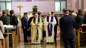 Bewegendes Requiem: Pfarrer Alois Kowald (links) und der langjährige Bischofsvikar für Medien, Heinrich Schnuderl, an der Spitze des letzten Geleits für Erwin Zankel in der Münzgrabenkirche in Graz