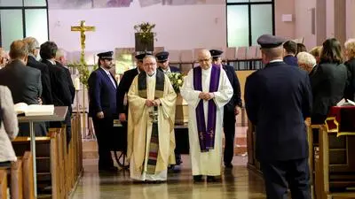 Bewegendes Requiem: Pfarrer Alois Kowald (links) und der langjährige Bischofsvikar für Medien, Heinrich Schnuderl, an der Spitze des letzten Geleits für Erwin Zankel in der Münzgrabenkirche in Graz