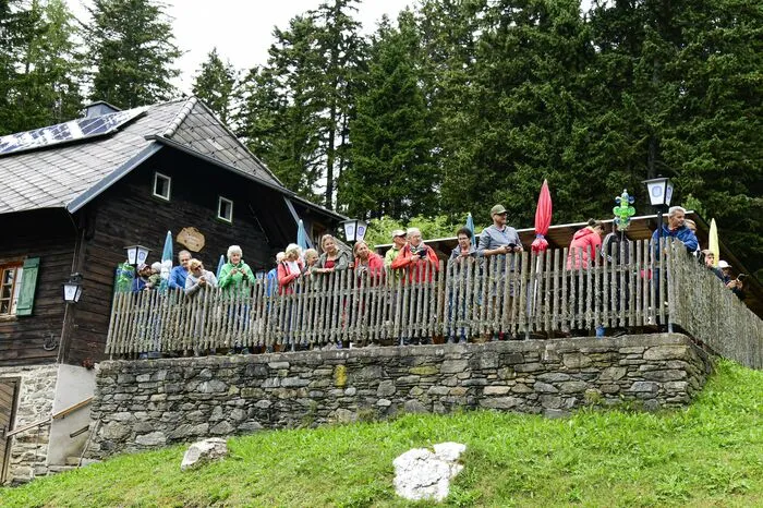Begeistert warteten viele Besucher bei der Hütte auf den Beginn des Abtriebs ...
