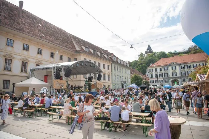 ... am Karmliterplatz, wo die Thermenregion ein kleines Dorf in der Stadt errichtet hat.