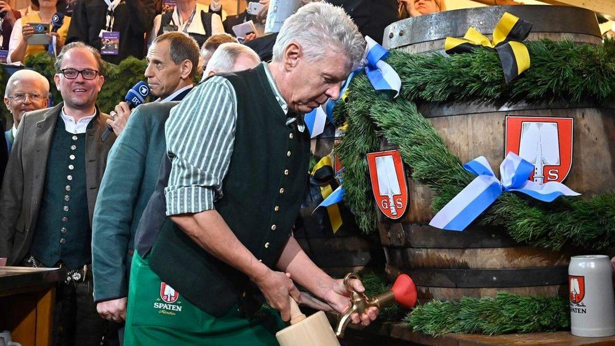 Oberbürgermeister Dieter Reiter schlägt das erste Fass an