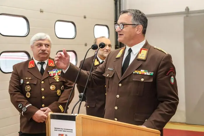 Nach der feierlichen Segnung des Fahrzeuges übergab Bürgermeister Harald Bergmann gemeinsam mit Landesfeuerwehrrat Erwin Grangl die Fahrzeugschlüssel an Hauptbrandinspektor Arnold Schlick.