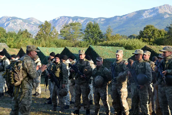 Letzte Anweisungen im Camp vor dem Abmarsch in den Übungsraum.