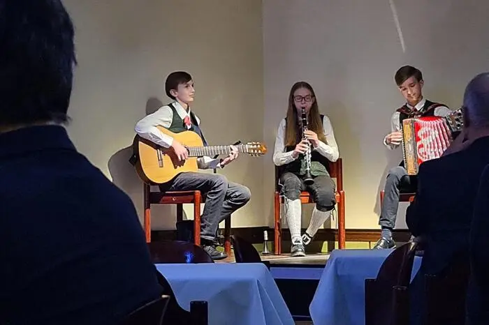 Die solistischen Leistungen und die Kapelle wurden von Besucherinnen und Besuchern mit viel Applaus bedacht. Die Geschwister Manuela. Martin und Patrick Mandl aus Landl rundeten den Abend mit Volksmusik ab. 