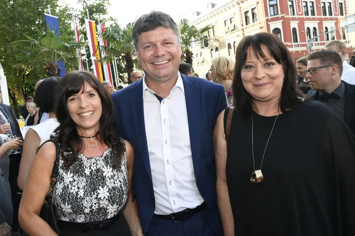 Bürgermeister Gerhard Pirih mit Ehefrau Petronilla (links) und Ingeborg Zmölnig. 