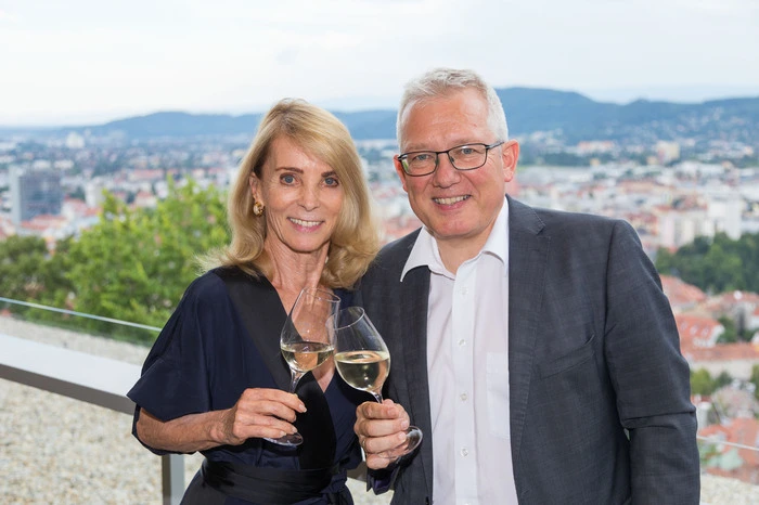 Unter den ersten Verkostern: Ingrid Kraus, KLZ-Geschäftsführer Thomas Spann