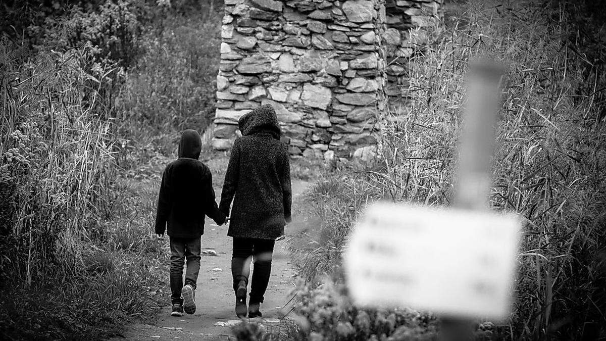 Neuer Weg. Michael und seine Mutter gehen gemeinsam in ein neues, vielleicht etwas besseres Leben